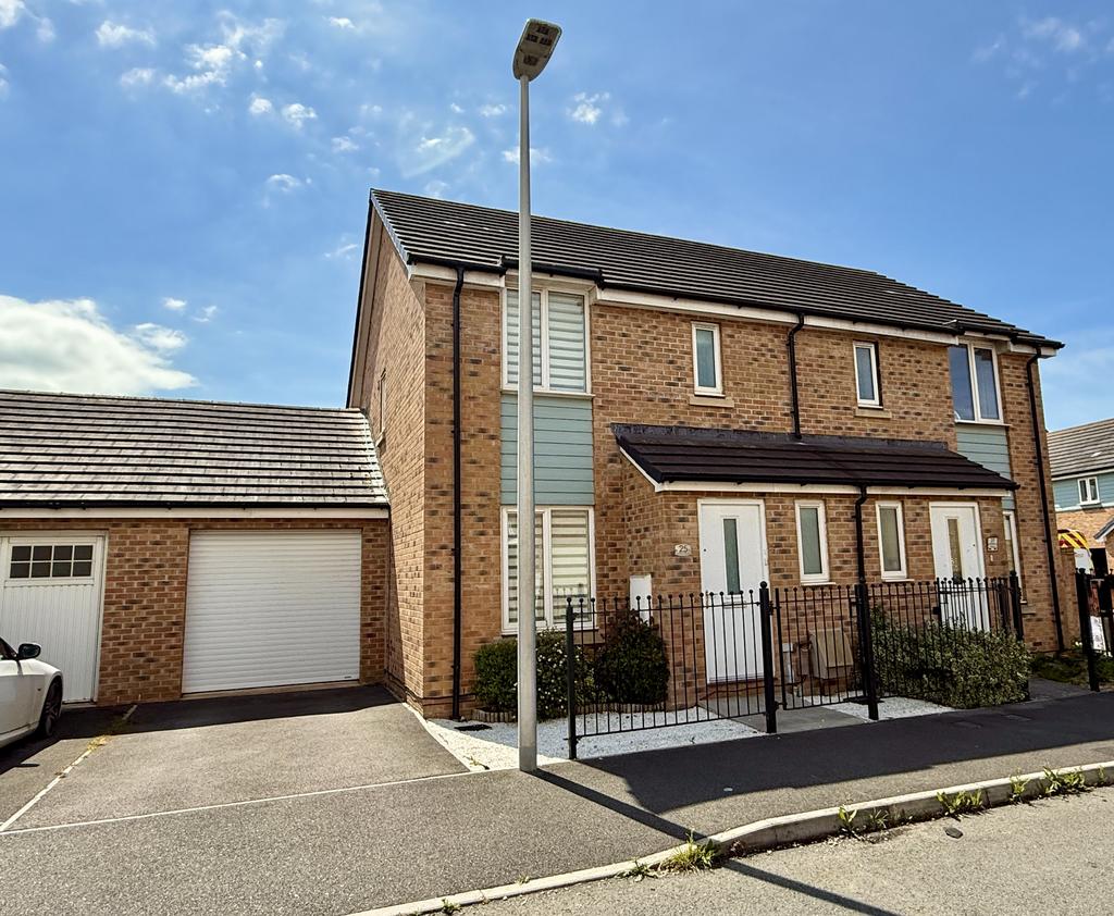 3 bedroom semi-detached house to rent
