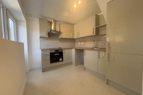 4 bedroom terraced house to rent, Garden Avenue, Hatfield AL10