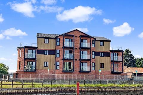 2 bedroom flat for sale, Sidegate Road, Runham Vauxhall