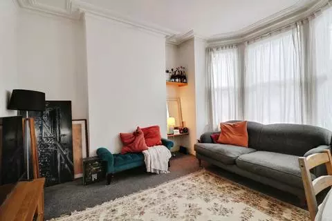 1 bedroom apartment to rent - View 2