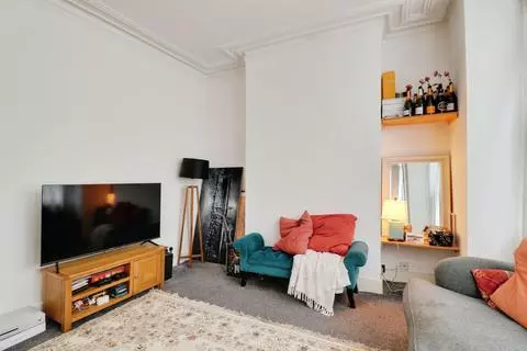 1 bedroom apartment to rent - View 3