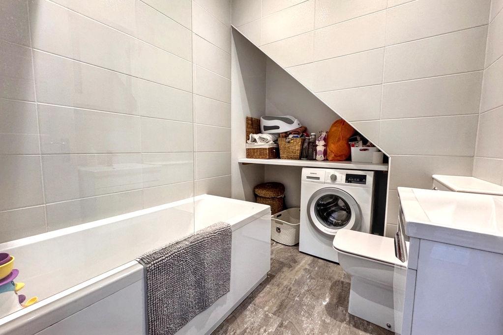Apartment in Brighton, Round Hill - More
