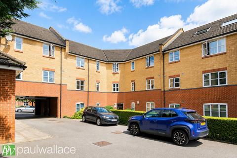 2 bedroom apartment for sale, Plomer Avenue, Hoddesdon|Spacious Top Floor Apartment with En Suite & Allocated Parking