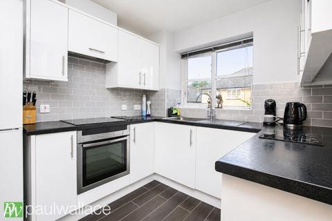 2 bedroom apartment for sale, Plomer Avenue, Hoddesdon|Spacious Top Floor Apartment with En Suite & Allocated Parking