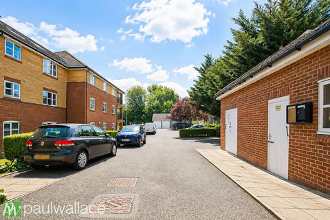 2 bedroom apartment for sale, Plomer Avenue, Hoddesdon|Spacious Top Floor Apartment with En Suite & Allocated Parking