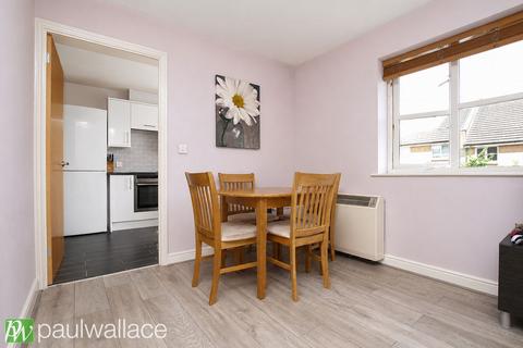 2 bedroom apartment for sale, Plomer Avenue, Hoddesdon|Spacious Top Floor Apartment with En Suite & Allocated Parking