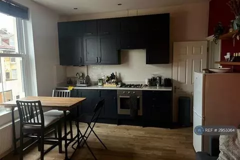 2 bedroom flat to rent - View 3