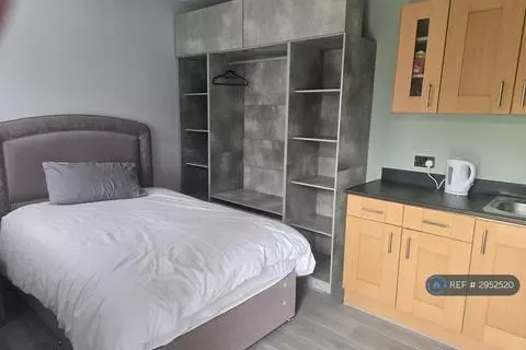 Studio to rent - View 2