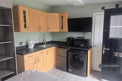 Studio to rent - View 3