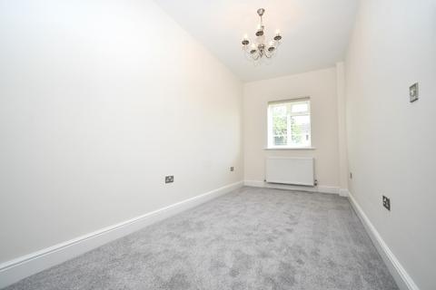 2 bedroom flat to rent, Malford Court, The Drive, London,  E18