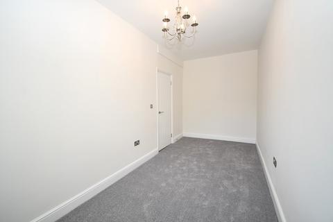 2 bedroom flat to rent, Malford Court, The Drive, London,  E18