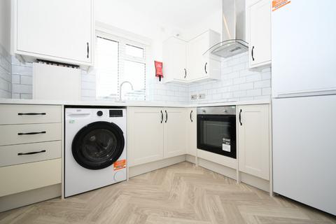 2 bedroom flat to rent, Malford Court, The Drive, London,  E18