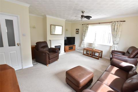 3 bedroom bungalow for sale, Woodcot Gardens, Hampshire GU14