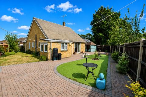 3 bedroom bungalow for sale, Woodcot Gardens, Hampshire GU14