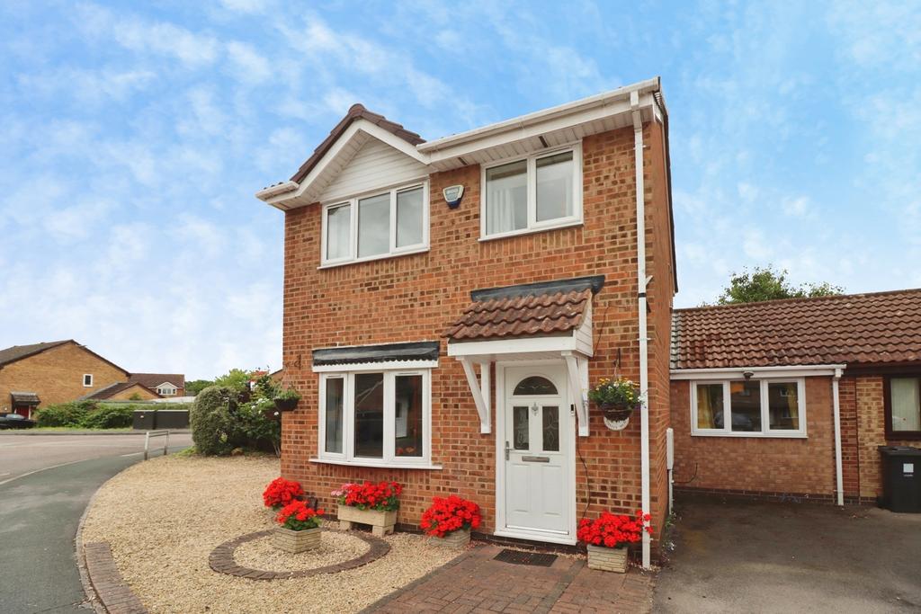 3 bedroom link detached house for sale