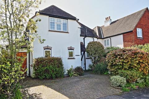 4 bedroom detached house to rent, Nursery Close, Woking GU21