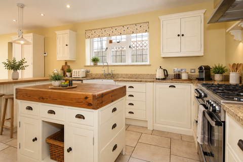 4 bedroom detached house to rent, Nursery Close, Woking GU21