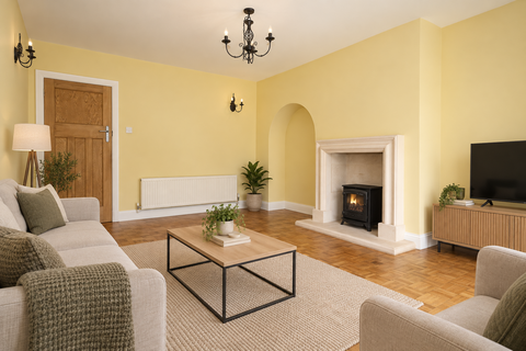 4 bedroom detached house to rent, Nursery Close, Woking GU21