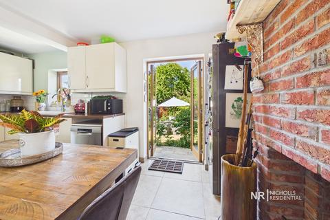 4 bedroom semi-detached house for sale, West Ewell KT19