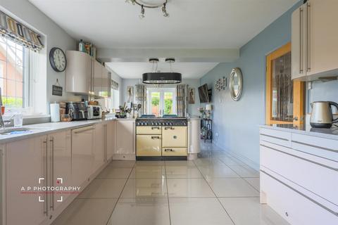 4 bedroom detached house for sale, Hollington Road, Tean