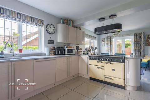 4 bedroom detached house for sale, Hollington Road, Tean