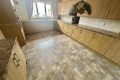 3 bedroom detached house for sale, Manor Drive, Mirfield