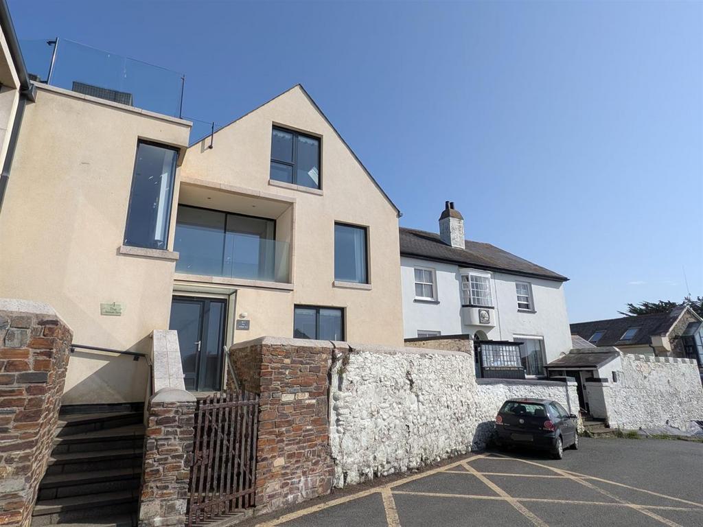 4 bedroom semi-detached house to rent