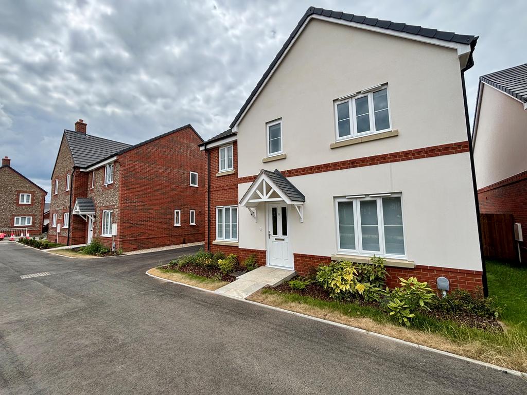 4 bedroom detached house to rent