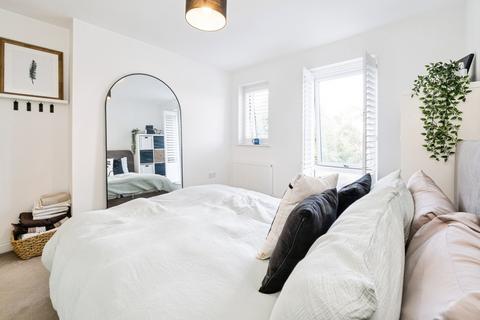 1 bedroom flat for sale, Faringdon Avenue, Romford, RM3
