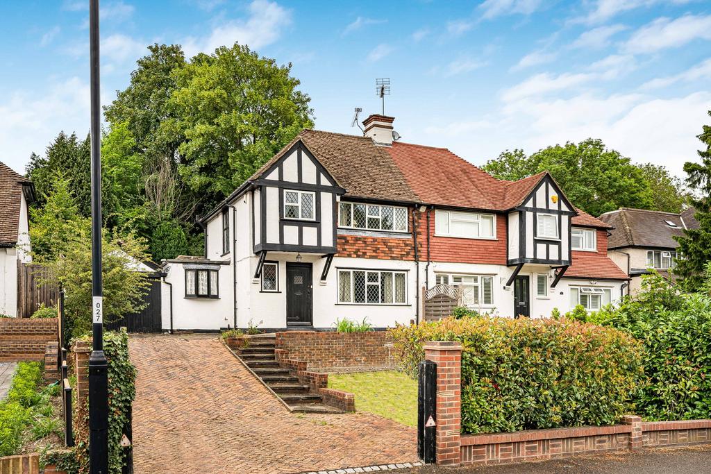 Detached house exterior, driveway