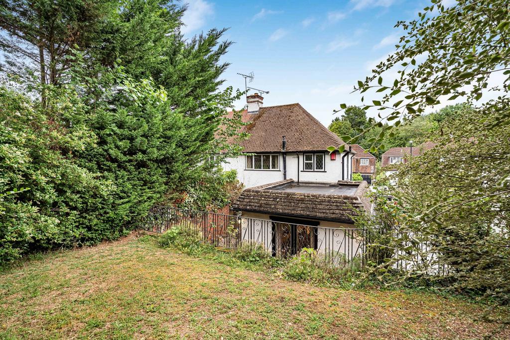 Detached house exterior, garden