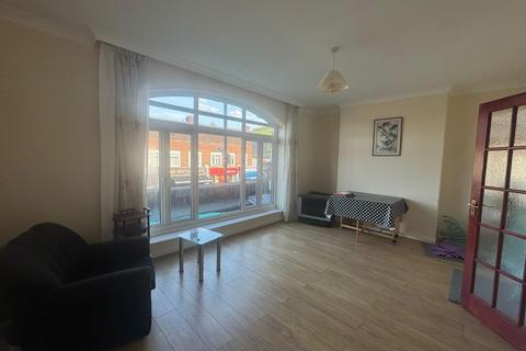 3 bedroom flat to rent, Green Lanes, London