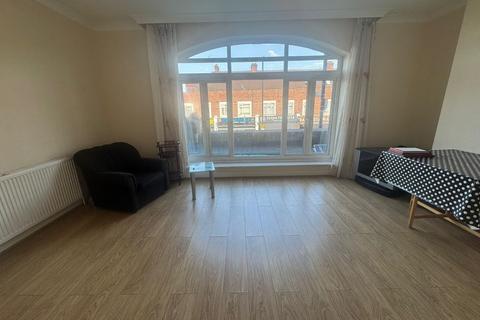 3 bedroom flat to rent, Green Lanes, London