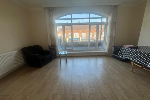 3 bedroom flat to rent, Green Lanes, London
