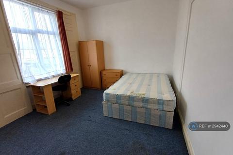4 bedroom semi-detached house to rent, Chesterton Road, London, E13