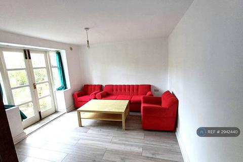 4 bedroom semi-detached house to rent, Chesterton Road, London, E13
