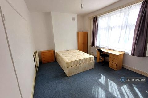 4 bedroom semi-detached house to rent, Chesterton Road, London, E13