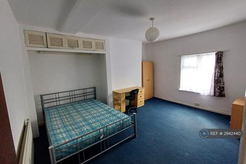 4 bedroom semi-detached house to rent, Chesterton Road, London, E13