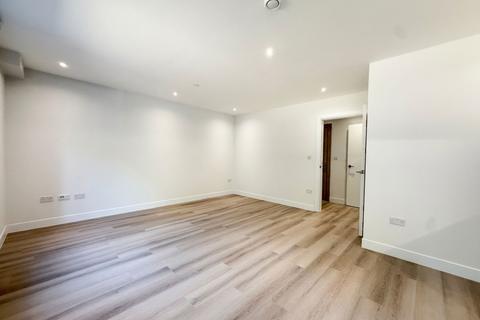 Studio to rent, Streamside House, Cowley Business Park, UB8