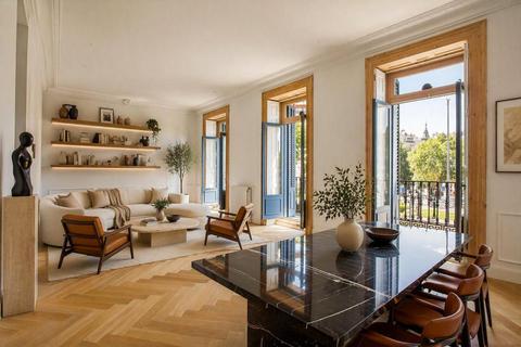 5 bedroom apartment, Spacious Family Flat With Parking Almagro, Chamberi - Almagro