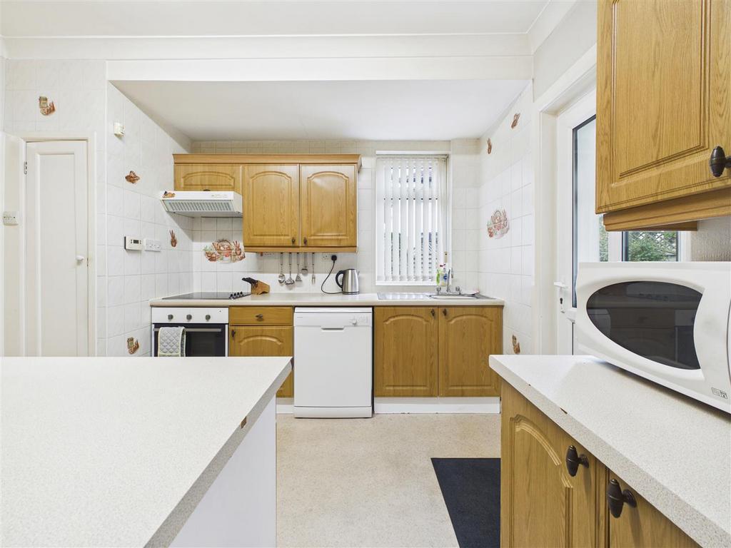 House in North East Derbyshire, Holmesdale, Dronfield - More