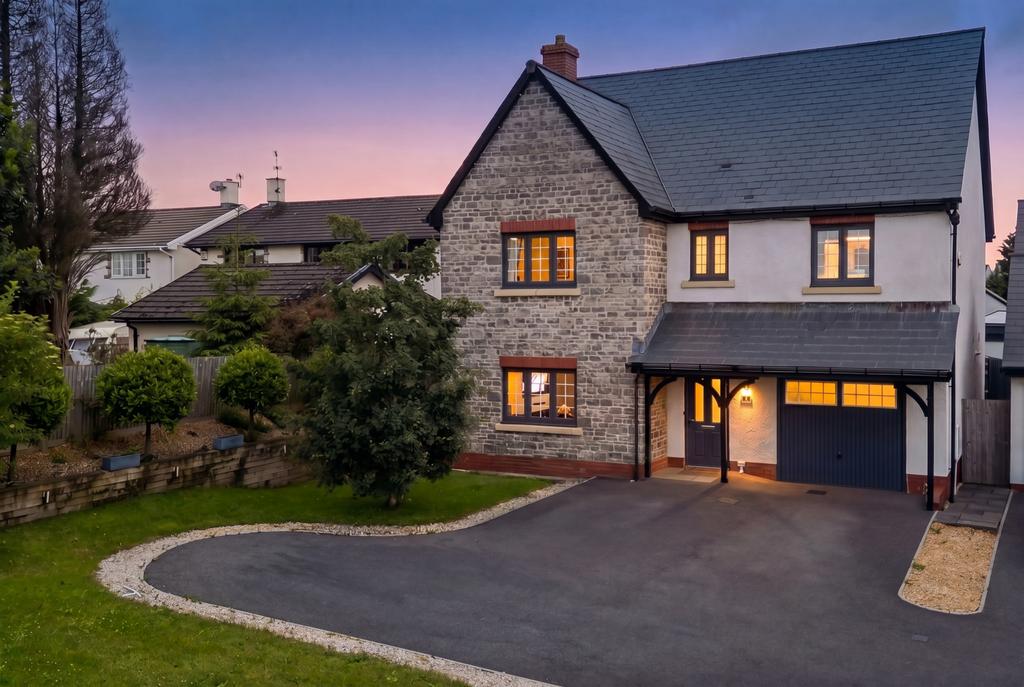 4 bedroom detached house for sale
