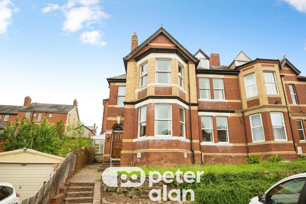 5 bedroom semi-detached house for sale