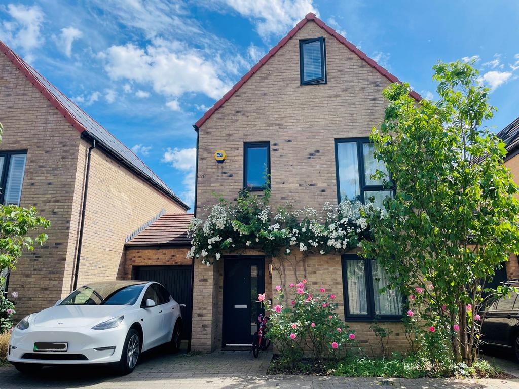 5 bedroom link detached house for sale