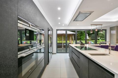 7 bedroom detached house for sale, Heather Close, Kingswood