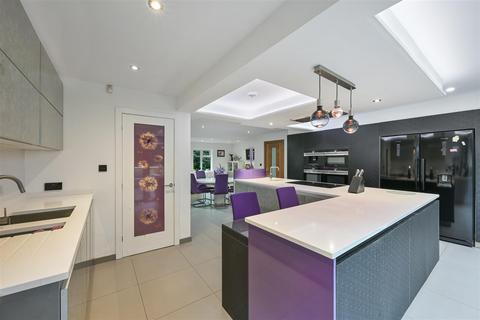 7 bedroom detached house for sale, Heather Close, Kingswood