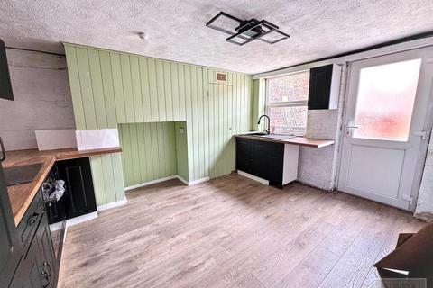 4 bedroom terraced house for sale, Southbank Street, Leek
