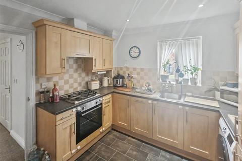 2 bedroom flat to rent, St Thomas Drive, Boston
