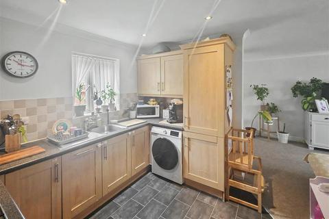 2 bedroom flat to rent, St Thomas Drive, Boston