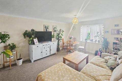 2 bedroom flat to rent, St Thomas Drive, Boston